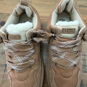 UGG Lowmel sneaker/boot youth sz 6